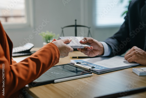 Canvastavla People exchanging money representing bribery and corruption