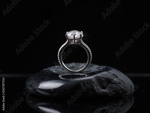 Foto elegant silver engagement ring with large sparkling diamond solitaire and intric