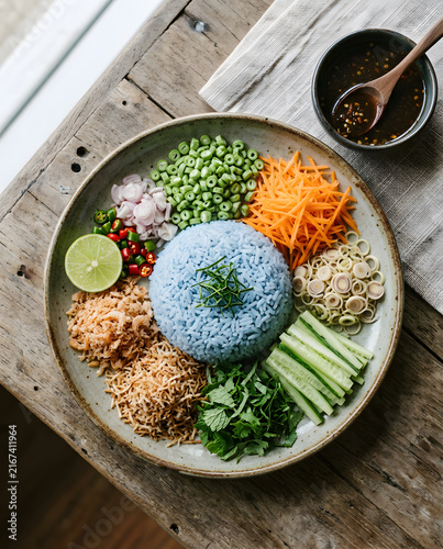 Südthailändischer Khao Yum mit Kräutern und Gemüse