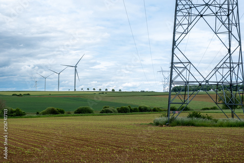 Eoliennes et lignes électriques dans un paysage rural
