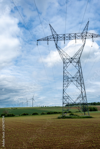 Eoliennes et lignes électriques dans un paysage rural