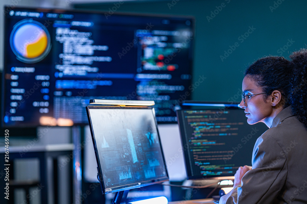 Naklejka premium Brazilian IT security analyst reviewing malicious code patterns and firewall activity logs to prevent unauthorized access in a corporate network.