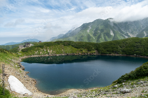 富山県立山室堂の美しいみくりが池の風景