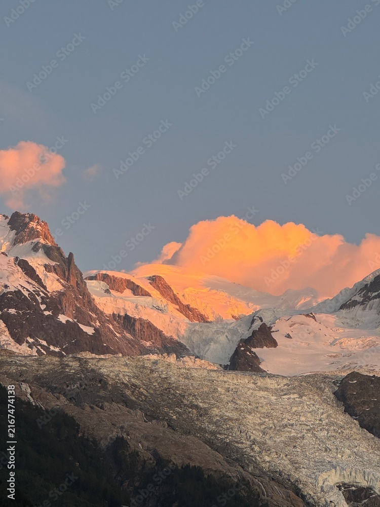 Naklejka premium sunset over the mountains