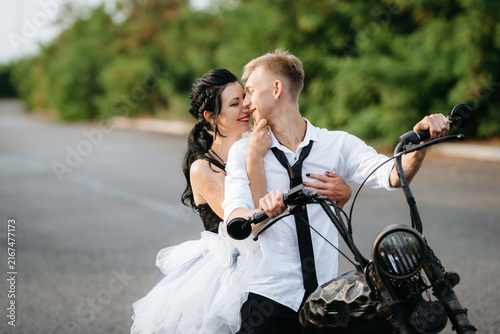 Foto A couple of newlywed freaks on a black custom bike