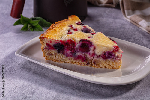 Cuadro en lienzo Slice of berry pie with blueberry and red currant on white plate