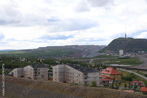Quadro su tela High-angle panoramic view of Kiruna cityscape showing modern residential apartment buildings against the backdrop of the massive LKAB iron ore mine