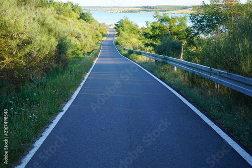 Radweg hinunter zum See in Brandenburg