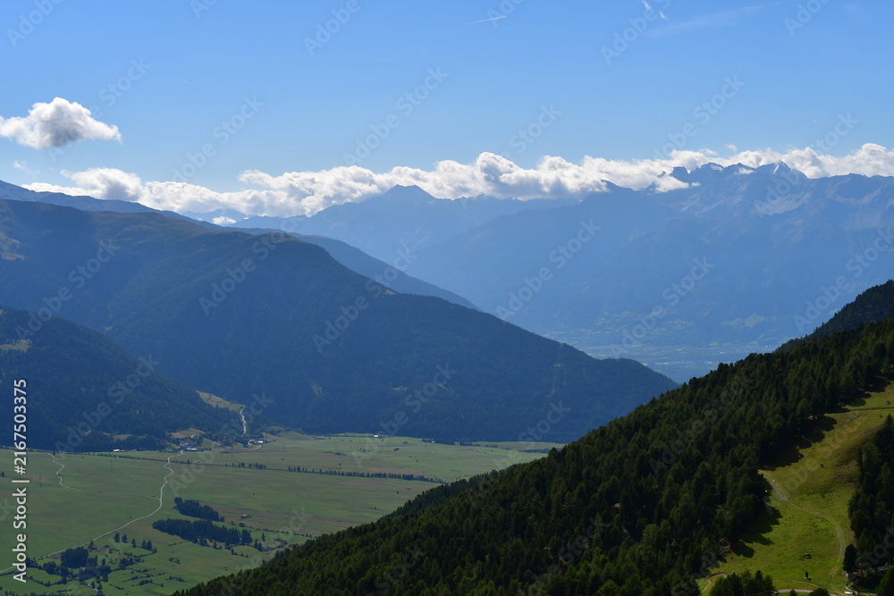 Fototapeta premium Schöne Landschaft mit Blick ins Tal auf der Hauderalm in Südtirol 