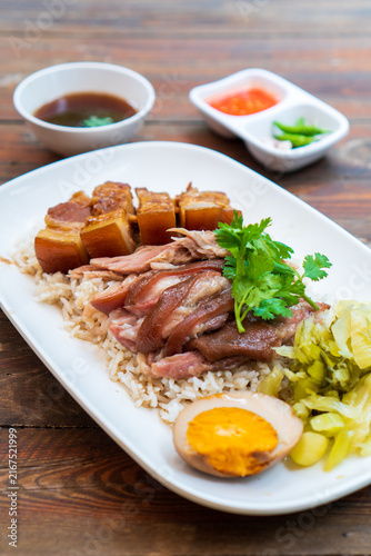Foto Stewed Pork leg rice with boiled egg in gravy.