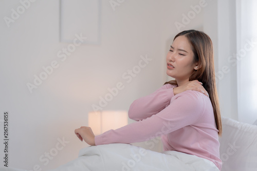 Foto Neck pain, discomfort and morning stiffness concept