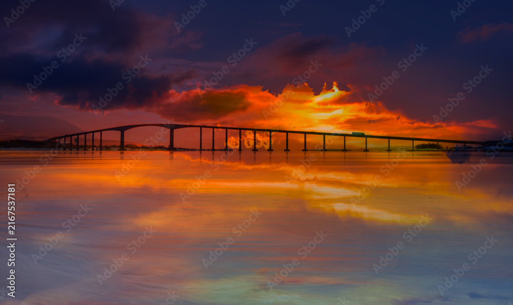Obraz premium Arctic city of Tromso with Sandnessund bridge at sunset - Tromso, Norway