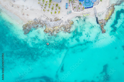 Foto Aerial view of sandy beach and ocean with small waves in Cancun, Mexico