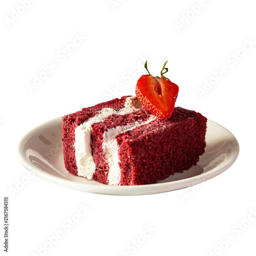 Foto A decadent slice of red velvet pastry cake layered with thick white cream filling on a white plate, elegantly garnished with a fresh half-strawberry on top