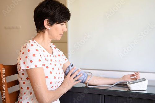 Картината върху платно Adjusting cuff for accurate reading