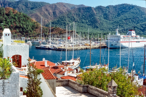 Historisches Farbfoto des Hafens von Marmaris am östlichen Mittelmeer mit Booten und Schiffen an den Landungsstegen und bewaldeten Bergen im Hintergrund , Türkei, 10, Mai 2003