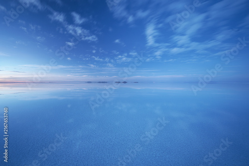 Foto Minimalist landscape of the Uyuni salt flats in Bolivia during the rainy season, featuring a perfect sky reflection on the flooded ground
