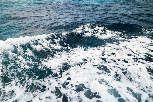 Fotografie Deep blue ocean waves with white foam create a dynamic and refreshing natural sc
