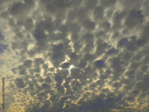 Cirrocumuli al tramonto dorato.