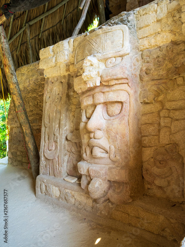 Foto A stone carved mask at the Templo de los Mascarones at Kohunlich Mayan city, Qui