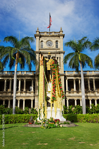 Fotografía Offerings at the statue of King Kamehameha on the annual celebration of his birt