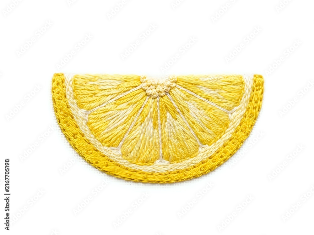 Obraz premium Bright yellow lemon slice with detailed texture and white pith