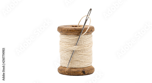 Fotografía Vintage wooden spool of thread with a needle inserted, ready for sewing