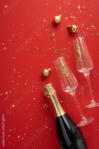 Foto Golden champagne, flutes and ornaments with confetti for Happy New Year 2027 cel