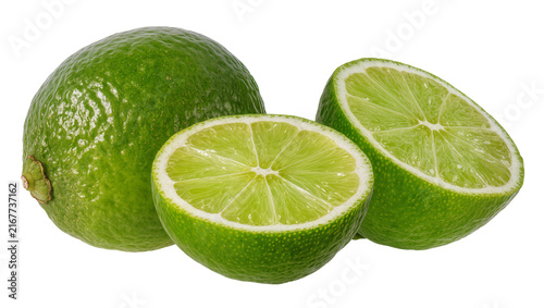 Foto Whole and halved bright green limes with textured rind, isolated on transparent