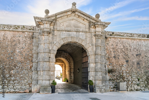 Fotografie The main stone entrance archway of the Citadel of Cascais (Cidadela de Cascais), a historic 15th-to-17th-century fortification system located in the coastal town of Cascais, Portugal