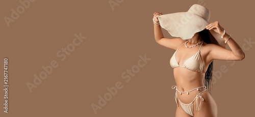 Obraz na płótnie Summer vacation and beach lifestyle, woman in bikini with straw hat and shell je