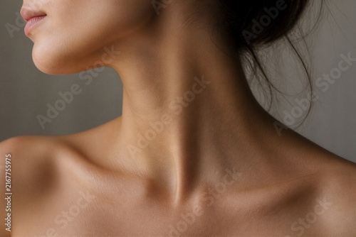 Obraz na płótnie Female neck and collarbone posed against neutral background