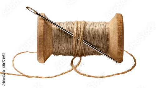 Fotografía Wooden spool with coarse brown twine and a metal needle, isolated on transparent
