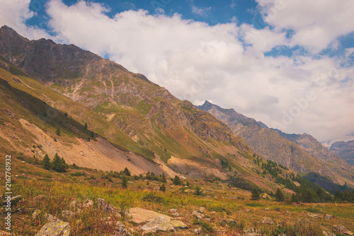 Foto A picturesque view of the Italian Alps at the Lago di Place Moulin in the Aosta