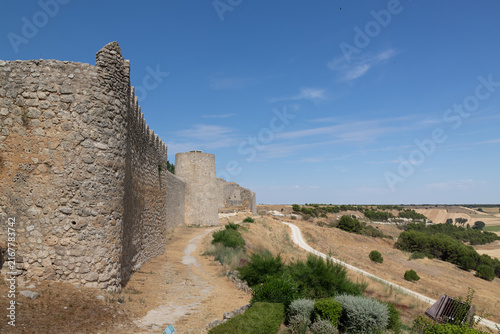 Fotografie Ureña castle walls protecting valladolid rural landscape
