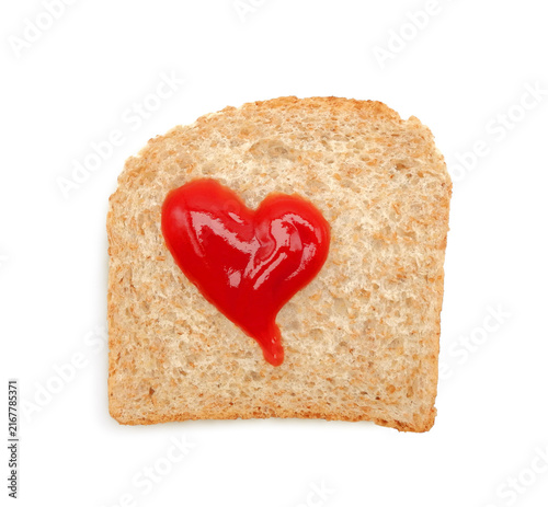 Foto Slice of whole grain toast bread with heart-shaped ketchup top view isolated on