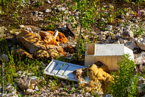 Obraz na plátně Heap of discarded domestic trash and construction debris scattered over a rocky