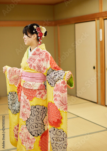 高級総絞り着物を試着している若い女性の笑顔