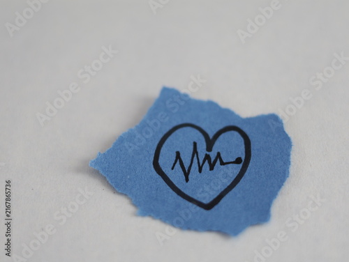 Konstfotografi Un papel rasgado con una linea negra con forma de corazon con una linea con form