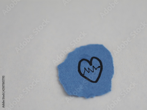 Konstfotografi Un papel rasgado con una linea negra con forma de corazon con una linea con form