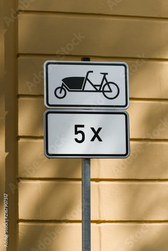 Принти на полотні Hinweisschild für 5 reservierte Parkplätze für Lastenfahrräder in der Innenstad