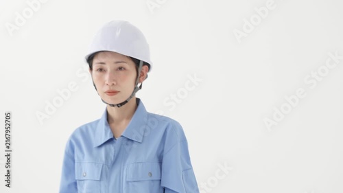 女性　作業着　ヘルメット