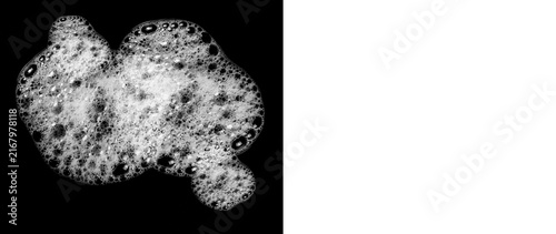 Fotografía A close up view of white foam bubbles on a dark background isolated on a transpa