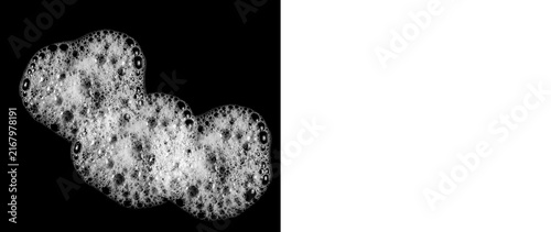 Fotografía White foam bubbles create a delicate texture on a dark surface isolated on a tra