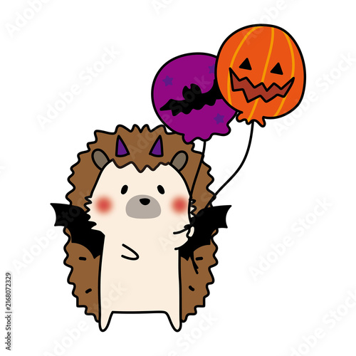 コウモリの仮装をしてハロウィンの風船を持っているハリネズミ