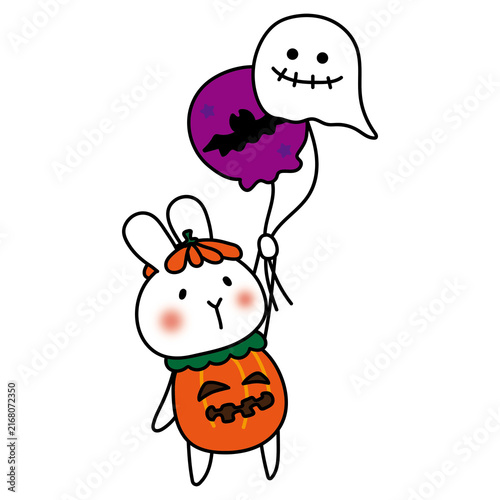 ジャックオランタンの仮装をしてハロウィンの風船を持っている白いうさぎ