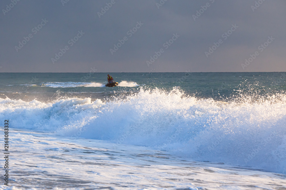 Obraz premium Close-up of sea waves at sunset 
