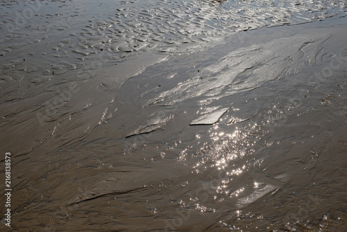 jeux de lumière sur le sable mouillé