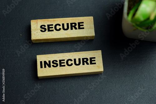Cuadro en lienzo Concept of secure and insecure text on wooden blocks.