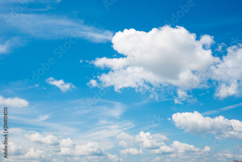 Foto Bright blue sky filled with fluffy white cumulus clouds and light wispy cirrus patterns